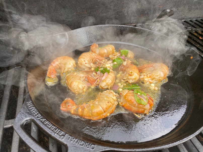 Ultraschnelle-Gambas-aus-der-Gusspfanne-vom-Grill-Rezept-awPeNBddbGBHTA