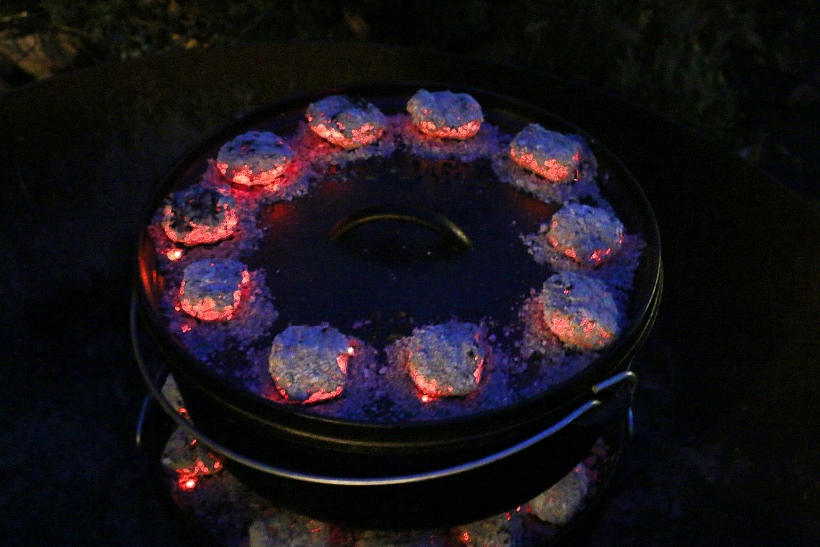 Rezept-Rotkohl-Dutch-Oven-Briketts-Anordnung