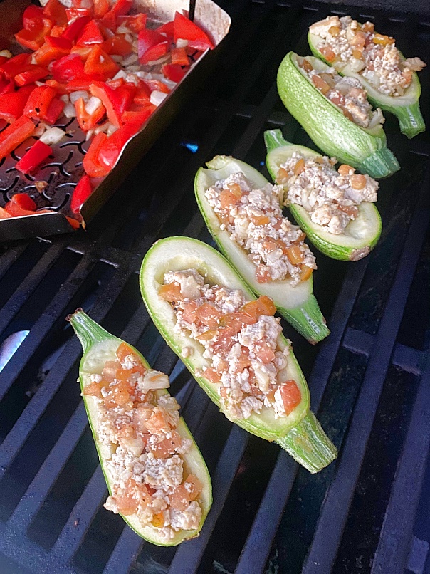 gef-llte-gegrillte-zucchinis-vegan-tofu-tomate